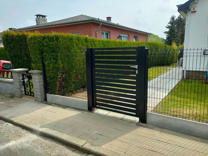 Sécurisation d'une devanture de maison à Oupeye.Placement d'un portail Paris et d'une clôture r...