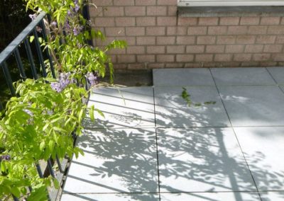 Sur un petit balcon, Réalisation d'une superbe petite terrasse en pavés céramiques 60/60. 

Super...