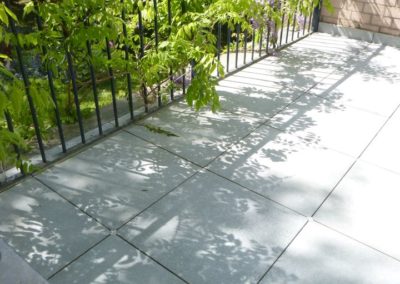 Sur un petit balcon, Réalisation d'une superbe petite terrasse en pavés céramiques 60/60. Super...
