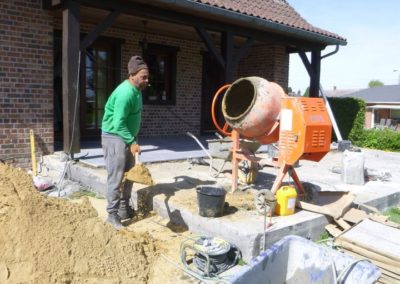 Création d'une nouvelle terrasse de 60 m²en dalles céramique 60/60 avec margelle de finition en b...
