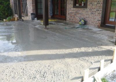Création d'une nouvelle terrasse de 60 m²en dalles céramique 60/60 avec margelle de finition en b...