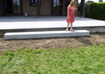 Création d'une nouvelle terrasse de 60 m²en dalles céramique 60/60 avec margelle de finition en b...