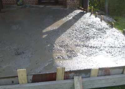 Création d'une nouvelle terrasse de 60 m²en dalles céramique 60/60 avec margelle de finition en b...
