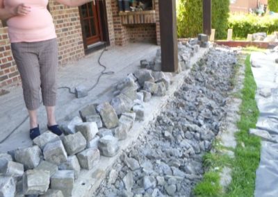 Création d'une nouvelle terrasse de 60 m²en dalles céramique 60/60 avec margelle de finition en b...