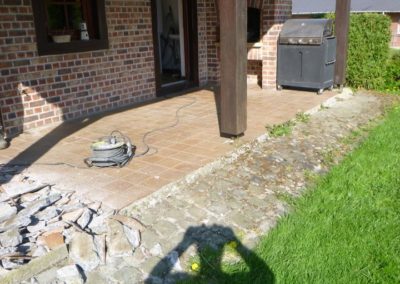 Création d'une nouvelle terrasse de 60 m²en dalles céramique 60/60 avec margelle de finition en b...