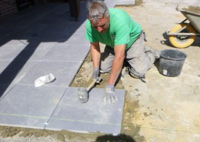 Création d'une nouvelle terrasse de 60 m²en dalles céramique 60/60 avec margelle de finition en b...