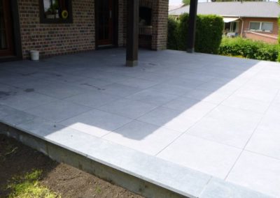 Création d'une nouvelle terrasse de 60 m²en dalles céramique 60/60 avec margelle de finition en b...