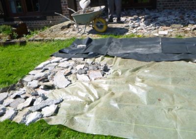 Création d'une nouvelle terrasse de 60 m²en dalles céramique 60/60 avec margelle de finition en b...