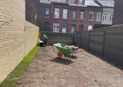 Aménagement d'un petit jardin à Angleur.

- Placement d'une palissade en composite.
- Mise à nive...