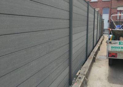 Aménagement d'un petit jardin à Angleur.

- Placement d'une palissade en composite.
- Mise à nive...