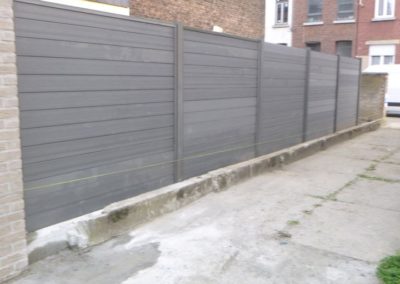 Aménagement d'un petit jardin à Angleur.

- Placement d'une palissade en composite.
- Mise à nive...