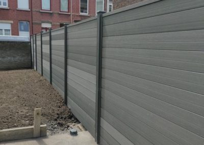 Aménagement d'un petit jardin à Angleur.

- Placement d'une palissade en composite.
- Mise à nive...