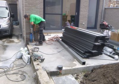 Aménagement d'un petit jardin à Angleur.

- Placement d'une palissade en composite.
- Mise à nive...