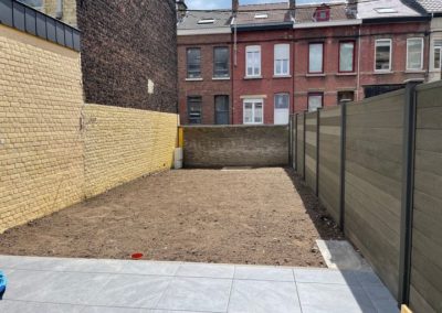 Aménagement d'un petit jardin à Angleur.

- Placement d'une palissade en composite.
- Mise à nive...