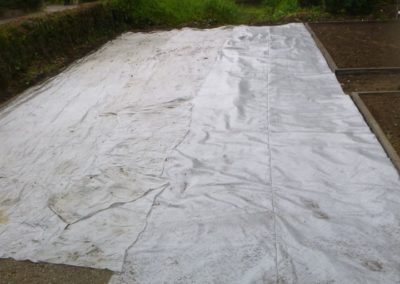 Petite remise en état d'une devanture de maison qui a été inondée en juillet dernier à Esneux. ...