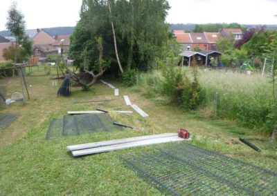 Installation d'une clôture rigide avec soubassement de béton, autour d'un jardin à Herstal.

L'ac...