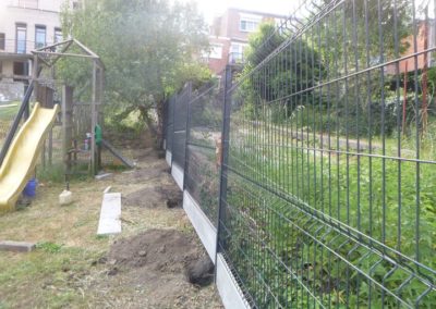 Installation d'une clôture rigide avec soubassement de béton, autour d'un jardin à Herstal.

L'ac...