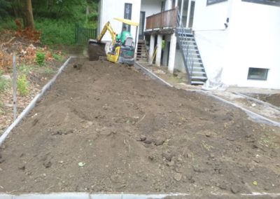 Petite remise en état d'une devanture de maison qui a été inondée en juillet dernier à Esneux. ...