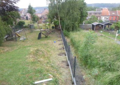 Installation d'une clôture rigide avec soubassement de béton, autour d'un jardin à Herstal.

L'ac...