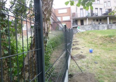 Installation d'une clôture rigide avec soubassement de béton, autour d'un jardin à Herstal.

L'ac...