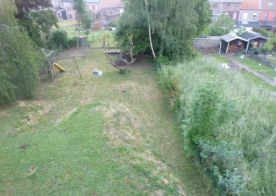 Installation d'une clôture rigide avec soubassement de béton, autour d'un jardin à Herstal.

L'ac...