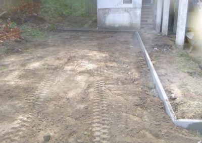 Petite remise en état d'une devanture de maison qui a été inondée en juillet dernier à Esneux. ...