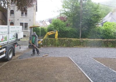 Petite remise en état d'une devanture de maison qui a été inondée en juillet dernier à Esneux. ...