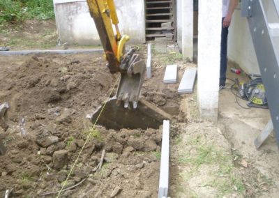 Petite remise en état d'une devanture de maison qui a été inondée en juillet dernier à Esneux. ...