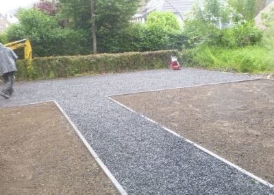 Petite remise en état d'une devanture de maison qui a été inondée en juillet dernier à Esneux. ...