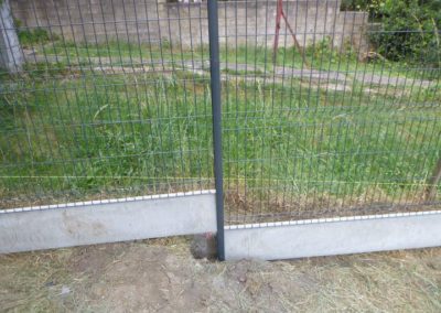 Installation d'une clôture rigide avec soubassement de béton, autour d'un jardin à Herstal.

L'ac...