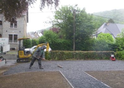 Petite remise en état d'une devanture de maison qui a été inondée en juillet dernier à Esneux. ...