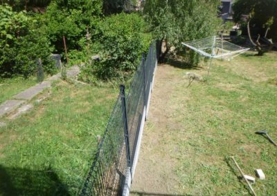 Installation d'une clôture rigide avec soubassement de béton, autour d'un jardin à Herstal.

L'ac...