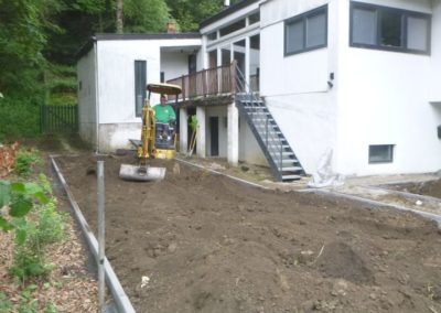 Petite remise en état d'une devanture de maison qui a été inondée en juillet dernier à Esneux. ...