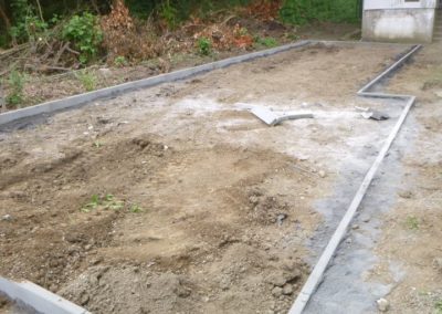 Petite remise en état d'une devanture de maison qui a été inondée en juillet dernier à Esneux. ...