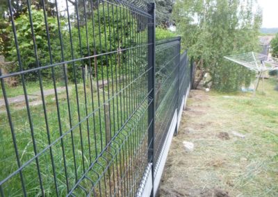 Installation d'une clôture rigide avec soubassement de béton, autour d'un jardin à Herstal.

L'ac...