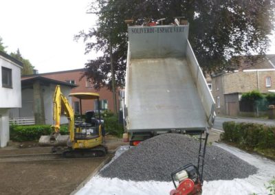Petite remise en état d'une devanture de maison qui a été inondée en juillet dernier à Esneux. ...