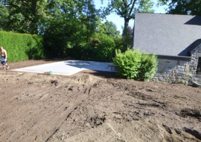 Il y a deux jour, ici, il n'y avait rien!

Réalisation d'une pelouse en rouleau.

Après l'installa...