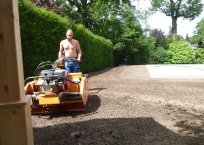 Il y a deux jour, ici, il n'y avait rien!

Réalisation d'une pelouse en rouleau.

Après l'installa...