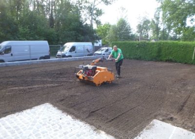 Il y a deux jour, ici, il n'y avait rien!

Réalisation d'une pelouse en rouleau.

Après l'installa...