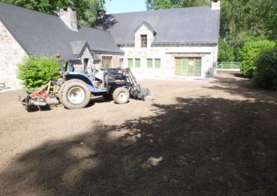 Il y a deux jour, ici, il n'y avait rien!

Réalisation d'une pelouse en rouleau.

Après l'installa...