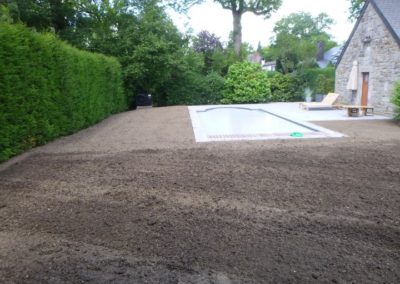 Il y a deux jour, ici, il n'y avait rien!

Réalisation d'une pelouse en rouleau.

Après l'installa...