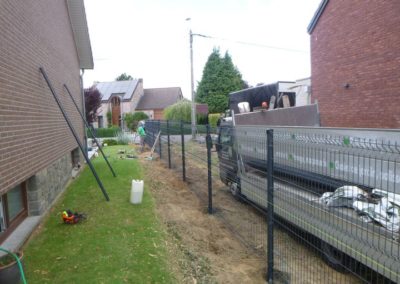 Enlèvement d'une haie de conifères malade par une clôture BETAFENCE NYLOFORT 3 D de teinte anthra...