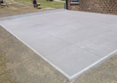 Aménagement d'une nouvelle terrasse en pavés béton XL 100/100 cm MARLUX et cheminements en 15/158...