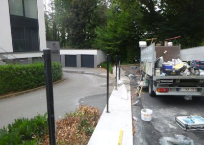Placement d'une clôture à la banque BELFIUS de Embourg, en mailles torsadées avec piquets posés ...