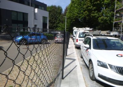 Placement d'une clôture à la banque BELFIUS de Embourg, en mailles torsadées avec piquets posés ...