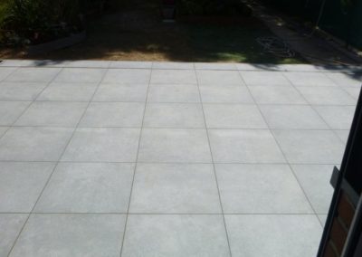 Réfection d'une terrasse avec des pavés céramiques 60/60 cm.

Réalisation d'un empierrement le l...