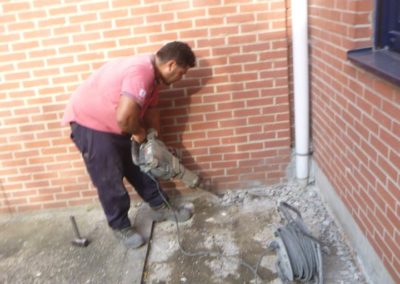 Réfection d'une terrasse avec des pavés céramiques 60/60 cm.

Réalisation d'un empierrement le l...