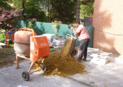Réfection d'une terrasse avec des pavés céramiques 60/60 cm.

Réalisation d'un empierrement le l...