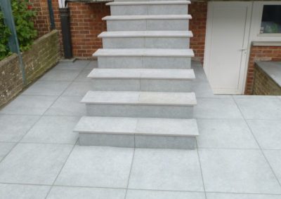 Encore une de terminée.

Réalisation d'une nouvelle terrasse en pavés céramique 60/60, sans oubl...
