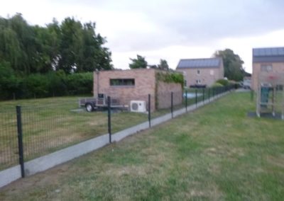 Placement d'une clôture en mitoyenneté.

Clôture rigide BETAFENCE 3 D avec une plaque de soubasse...